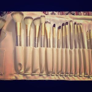 25 Piece Set of Brand New Make up brushes
